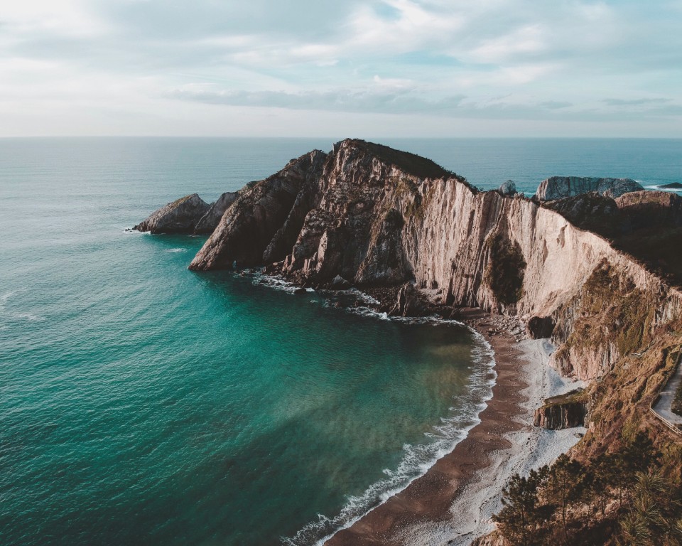 Acantilados y mar azul