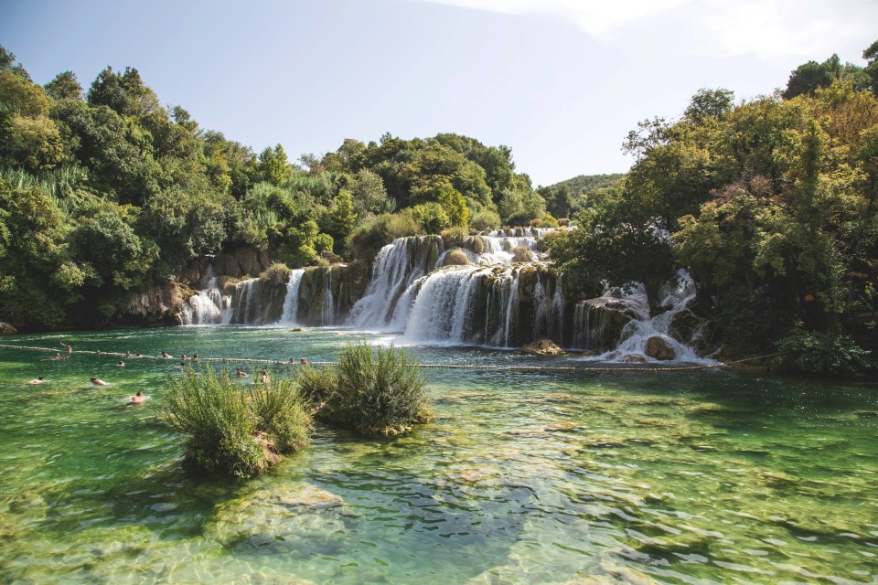 Cascada en aguas cristalinas